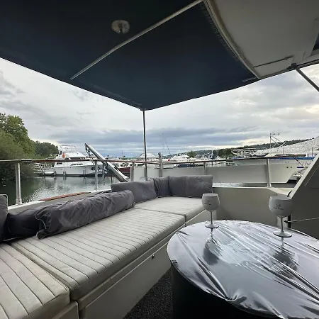 Vedette Location A La Nuitee Sur L Eau Hotel na wodzie