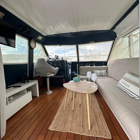 Vedette Location A La Nuitee Sur L Eau Úszó hotel