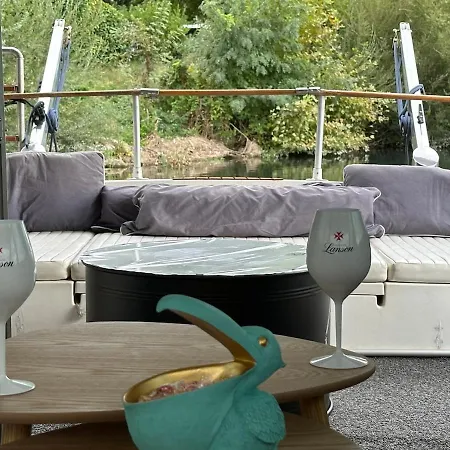 Tekne Vedette Location A La Nuitee Sur L Eau *
